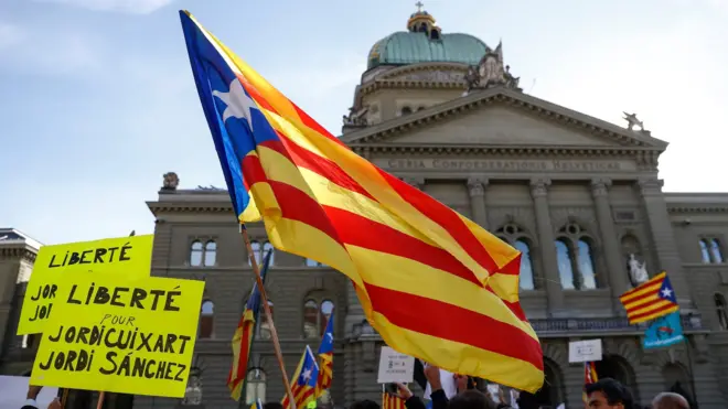 Акції на підтримку незалежності Каталонії, як і акції за єдність Іспанії пройшли й у інших європейських країнах у суботу. На фото: Берн, Швейцарія.