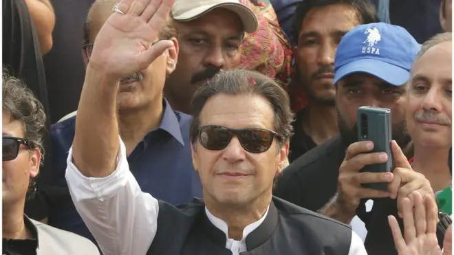 رئيس الوزراء السابق عمران خان بين مناصريه