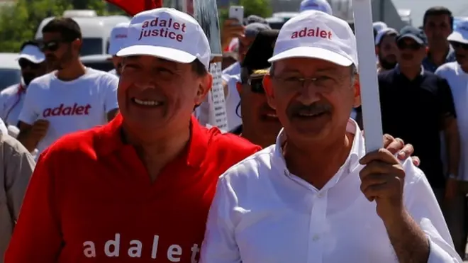 كليجداراوغلو وزعيم الاشتراكية الدولية لويس ايالا خلال المسيرة