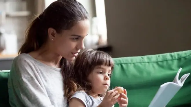 يؤدي الانخراط في أنشطة تفاعلية مثل القراءة إلى تقارب أنماط النشاط في الدماغ لدى المشاركين في هذه الأنشطة