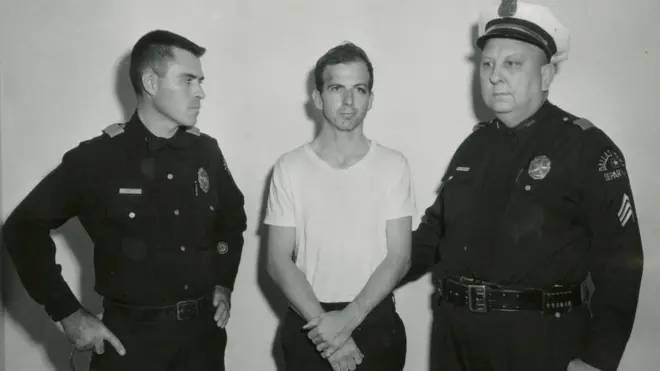 Lee Harvey Oswald Dallas polis memurlarıyla