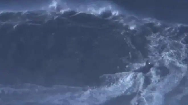 80 فٹ اونچی لہر پر سرفنگ کر کے برازیل کے رودریگو کوکسا نے نیا عالمی ریکارڈ قائم کیا۔ آپ بھی یہ منظر دیکھیے۔