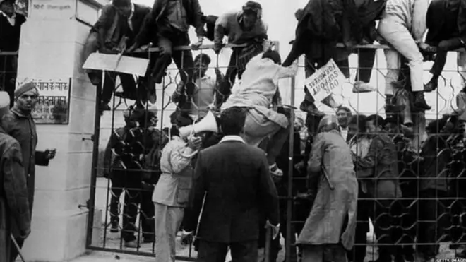 بیجنگ میں انڈین سفارتخانے کے باہر مظاہرے