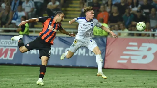 Ісмаїлі Сантус (сліва) та Віктор Циганков