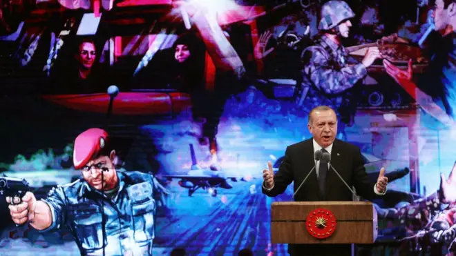 Cumhurbaşkanı Erdoğan, Guardian'a yazdığı yazıda Batılı ülkelerin daha düşük seviyedeki ulusal güvenlik tehditleri karşısında OHAL ilan ettiğini, Türkiye'nin bu konuda eleştirilemeyeceğini söylüyor.