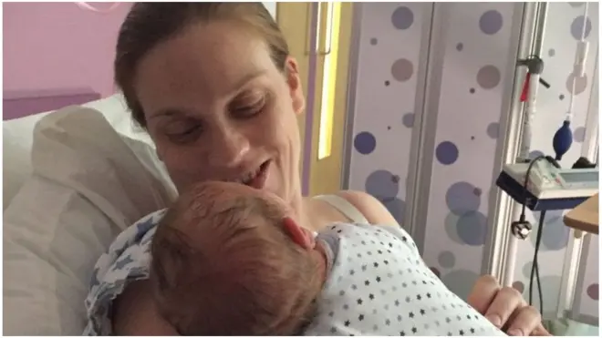 Sarah Blaze dengan bayinya, William.