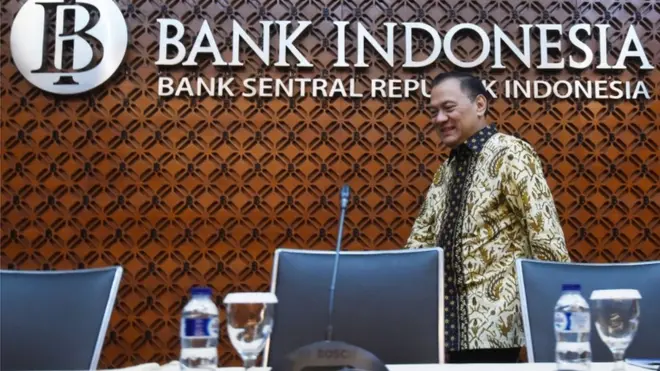 Gubernur Bank Indonesia, Agus Martowardoyo, mengumumkan penurunan suku bunga acuan BI sebesar 4,5%.