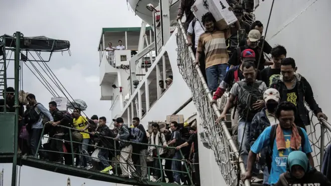 Kinerja rendah Ditjen Perhubungan laut dinilai berpangurah pada layanan perusahaan kapal laut terhadap masyarakat.