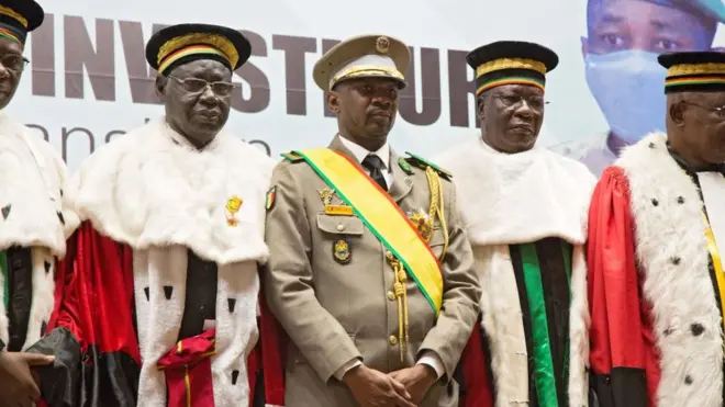 Assimi Goïta with di kontri Supreme Court Justices for im Swear in