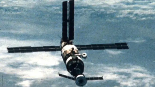 خلائی سٹیشن میر زمین کے گرد گردش کرتے ہوئے