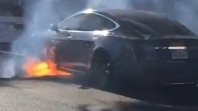 El Tesla de Michael Morris en llamas en Los Ángeles