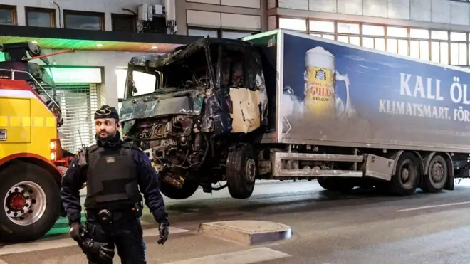 Вантажівка виїхала на пішохідну вулицю і врізалася у вітрину торгового центру