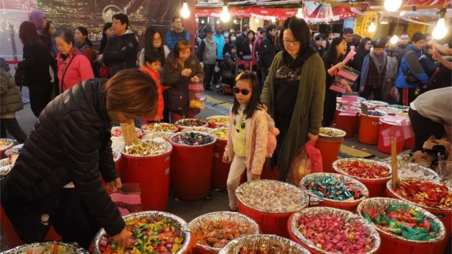 台北市迪化街过年前挤满了采买年货的民众