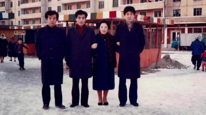 Sua mãe e três irmãos durante uma visita a Pyongyang