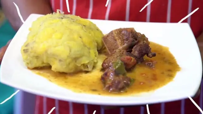 هذه الفاكهة الخضراء نوع من الموز تطبخ عندما لا تكون ناضجة. ماتوكي تطبخ بالبخار وتلف بورق الموز ثم تهرس. تقدم مع طاجن اللحم أو لوحدها وهذه الوجبة لها عشاقها في أوغندا ورواندا.