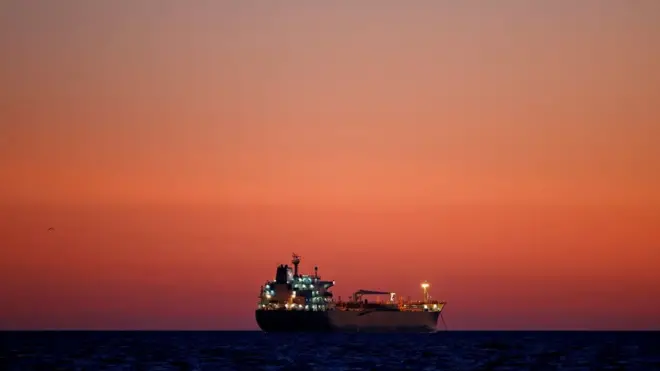 Нефть некуда девать. Её складируют даже в море