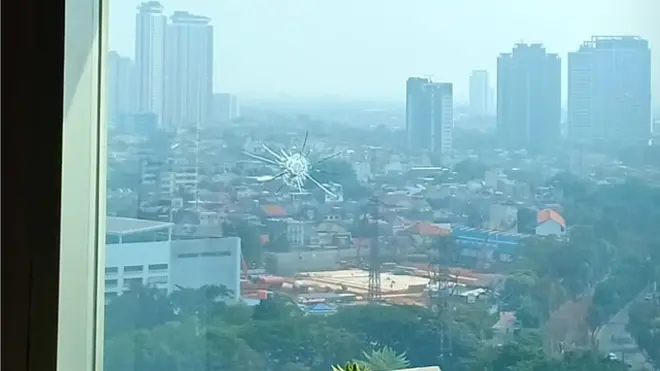 Beas lubang peluru di jendela seorang anggota DPR