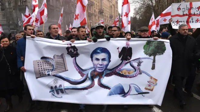 В Грузии проходили несколько акций протеста в подержку телеканала (на фото митинг в феврале 2017 года)