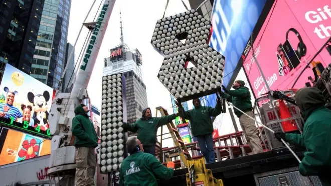 Persiapan pesta tahun baru 2018 dilakukan di kawasan Time Square, New York, AS, 31 Desember 2017.
