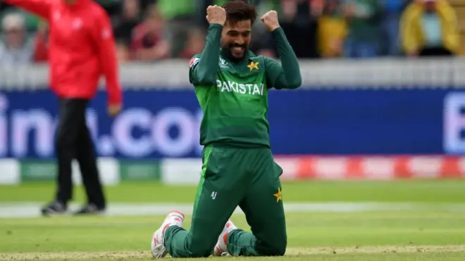 عالمی چیمپئن آسٹریلیا کے خلاف محمد عامر نے اپنے ون ڈے کریئر کی بہترین انفرادی کارکردگی دکھائی اور تیس رنز کے عوض پانچ وکٹیں حاصل کر ڈالیں