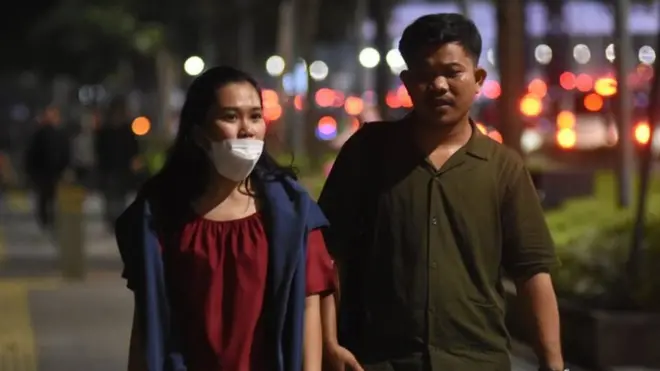 Warga berjalan di trotoar kawasan Jalan Jenderal Sudirman, Jakarta, Selasa (17/5/2022)