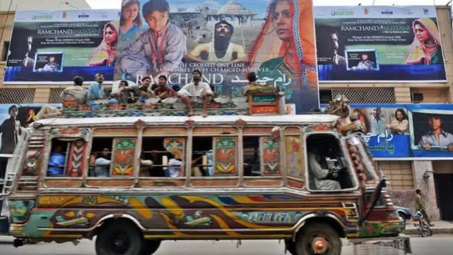 Yasağın Hindistan-Pakistan ortak yapımı filmleri etkileyip etkilemeyeceği bilinmiyor.