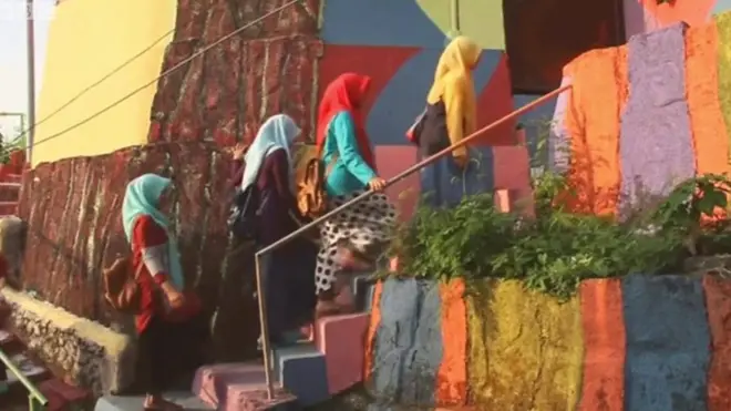 حي فقير في قرية كامبونج بيلانجي في إندونسيا يتحول إلى مكان ملون بجميع ألوان القوس قزح