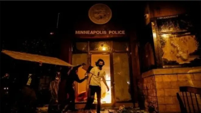 منیپولس میں مظاہرین نے ایک پولیس سٹیشن کو آگ لگا دی تھی
