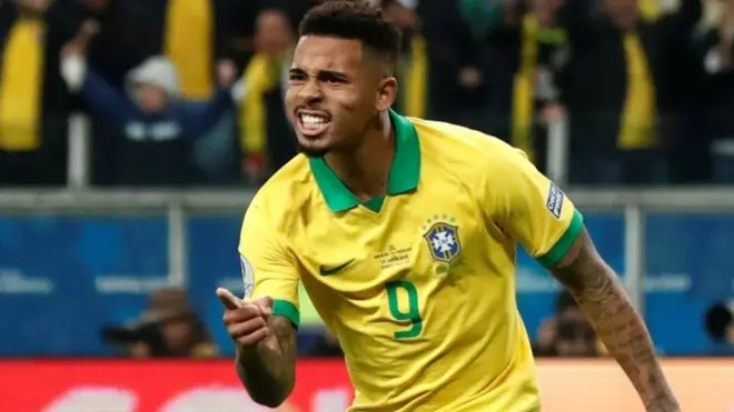 Gabriel Jesús marcó el penalti de la victoria brasileña en Porto Alegre.