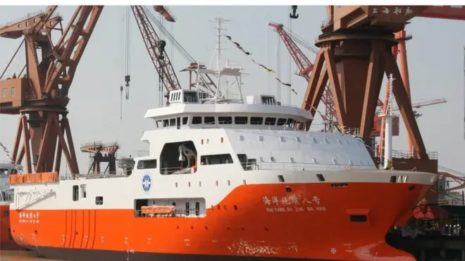 “海洋地质8号”是两年前才下水的6785吨新型勘探船。这是一艘装备了最先技术的全海域地质调查和海洋油气调查船。