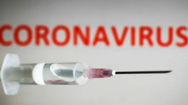 El desarrollo de una vacuna segura y eficaz contra la covid-19 es una carrera contra el tiempo.