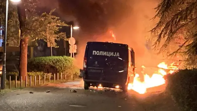 Zapaljeno policijsko vozilo