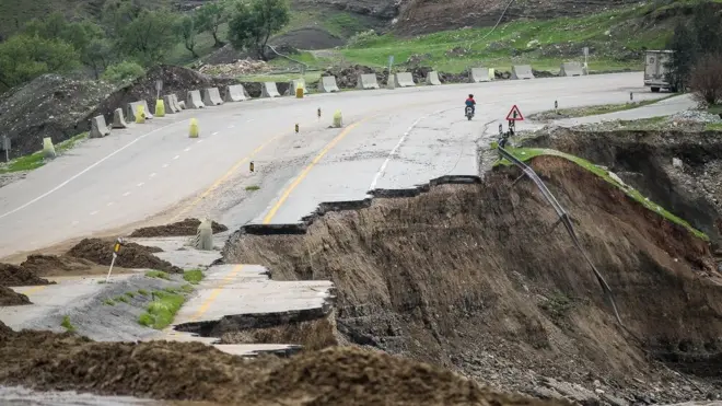 خرابی بخشی از یک جاده بین شهری در استان لرستان
