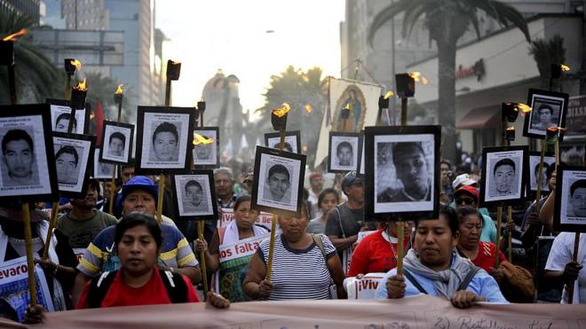 Una marcha por las víctimas de Ayotzinapa