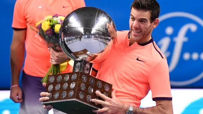 Juan Martín Del Potro levanta el pesado trofeo de Estocolmo que ganó este fin de semana.