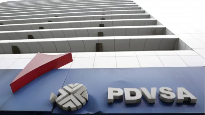 Edificio con el lego de PDVSA.