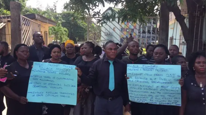 Staff of FRCN Lagos Operations dey protest on top old equipment and bad condition for work.