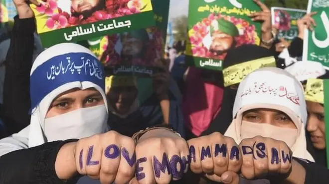 प्रदर्शन करती मुस्लिम महिलाएं