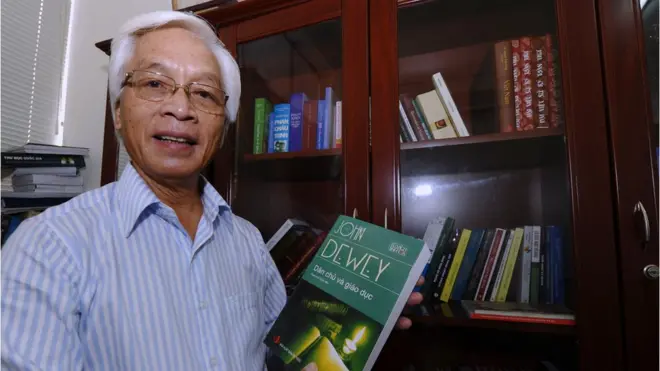Ông Chu Hảo cầm cuốn sách "Dân chủ và Giáo dục' của tác giả John Dewey do Nhà xuất bản Tri thức phát hành