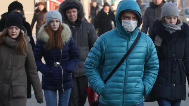 독감이 유행하는 때, 독감에 걸린 사람은 전염 위험이 있기 때문에 집에 있어야 한다