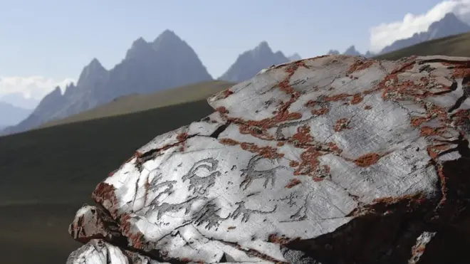 Мурдаштагы тарыхый зор мааниге ээ болгон петроглифтер бир компаниянын кызыкчылыг үчүн жоголуу коркунучунда турат