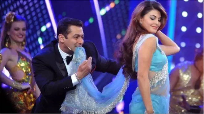 Salman Khan en train de danser à une scène théâtrale.