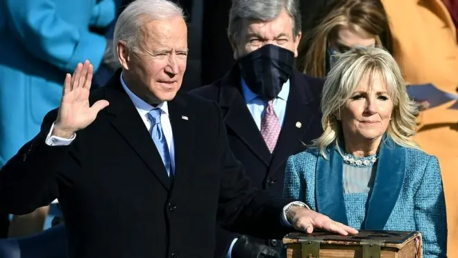 Ông Joe Biden giơ tay tuyên thệ nhậm chức Tổng thống thứ 46 của Hợp chúng quốc Hoa Kỳ tại Washington D.C. hôm 02/01/2021