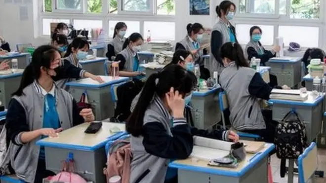 Para murid-murid senior kembali bersekolah di Wuhan, Rabu (06/05).