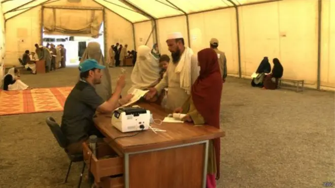 بر اساس تخمینها حدود سه میلیون افغان در پاکستان و بیش از دو میلیون دیگر در ایران به سر می‌برند