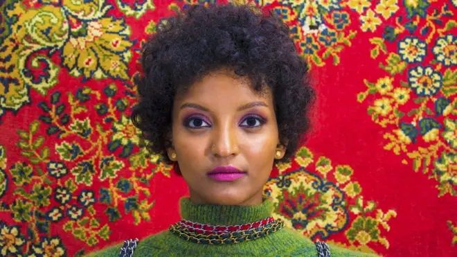 ኢትዮጵያዊት ሞዴል በአሮን ዲዛይን የተደረገ ልብስ ለብሳ