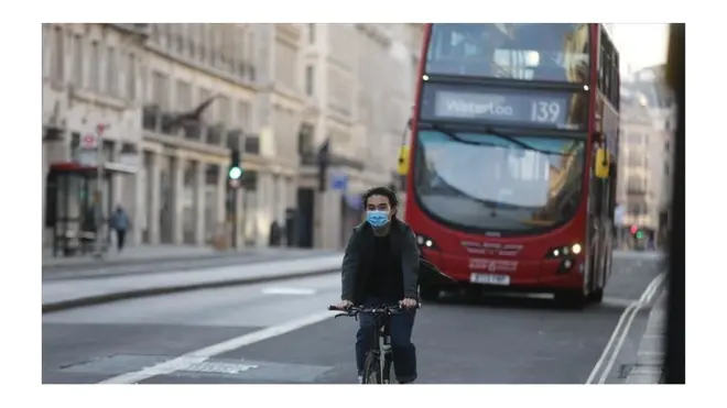 حافلة ودراجة في لندن