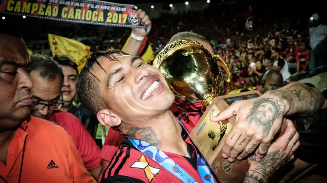 Paolo Guerrero celebra el título con el Flamengo.