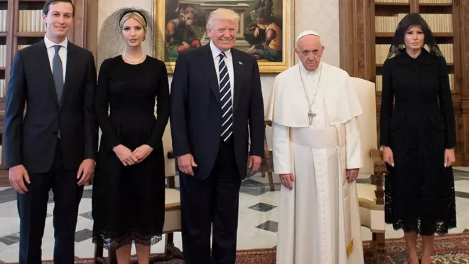 میلانیا، ایوانکا ٹرمپ، صدر ڈونلڈ ٹرمپ اور ایوانکا کے شوہر جیرڈ کشنر کی پوپ کے ساتھ تصویر