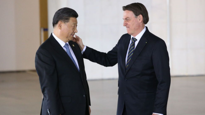 Presidente brasileiro Jair Bolsonaro toca o rosto de do presidente chinês, Xi Jinping, durante uma reunião de novembro de 2019